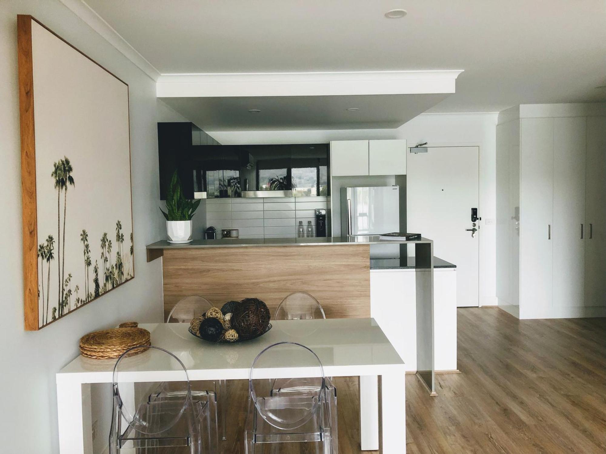 Staying Places - The Avenue Canberra Bilik gambar